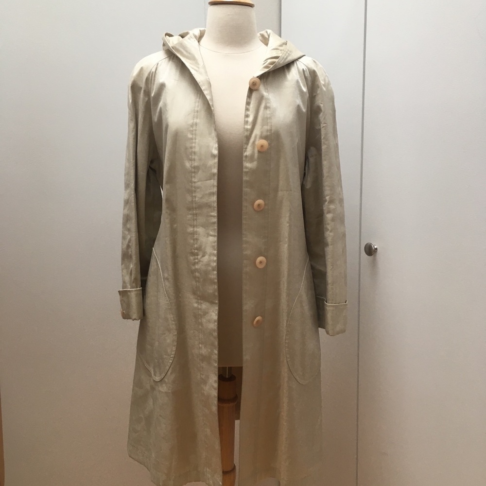 Hooded rain coat with belt